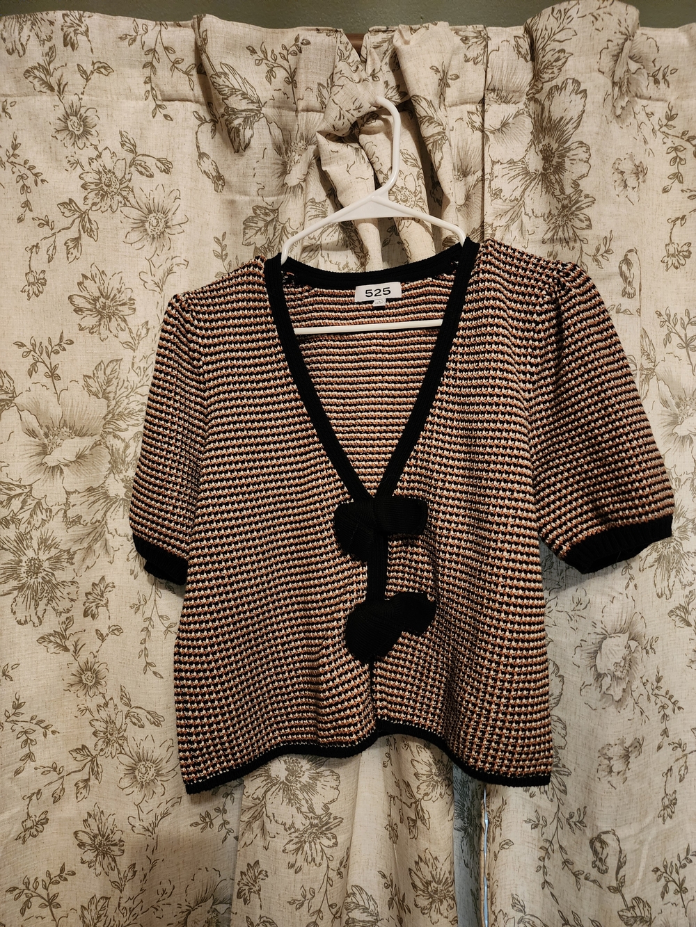 525 America Black and Cream Short Sleeve V-Neck Knit Sweater